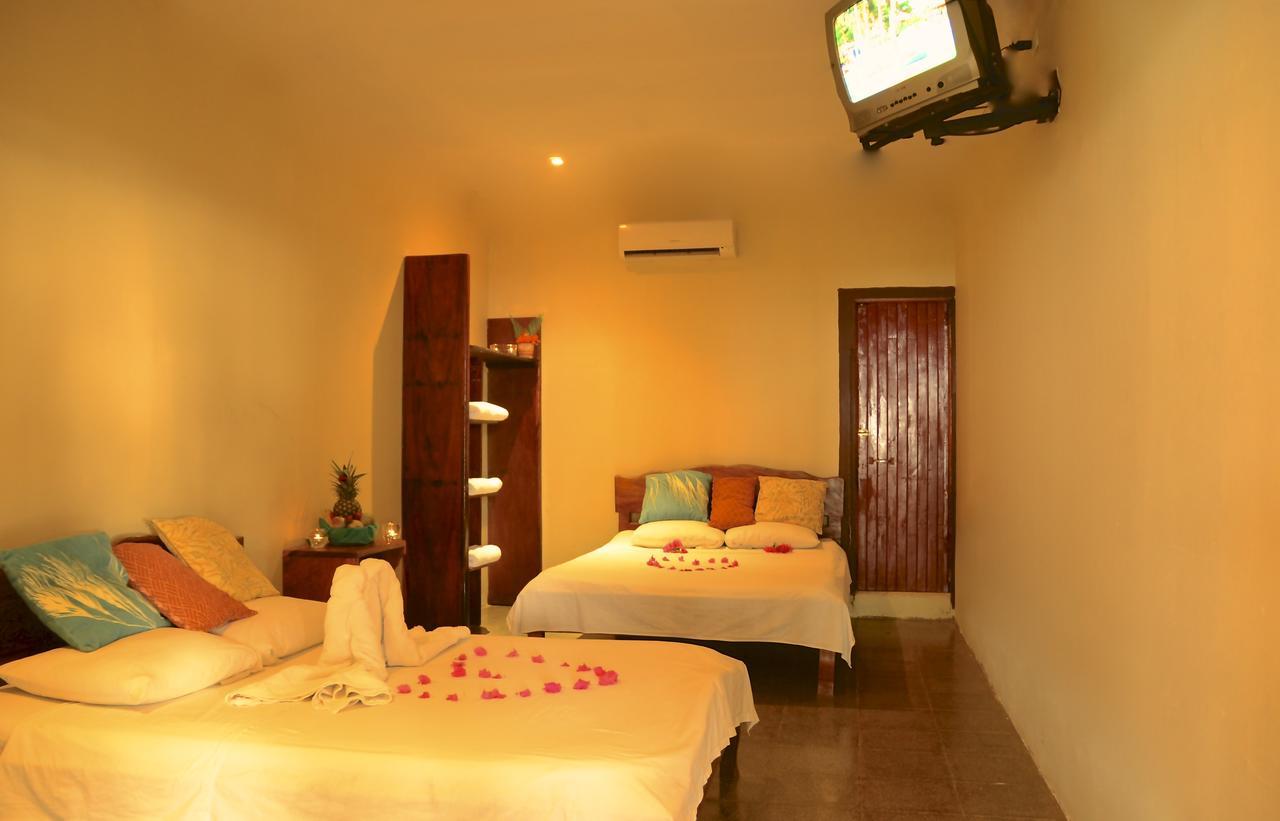 Claudio & Gloria Beach Front Rooms Playas del Coco Exteriör bild